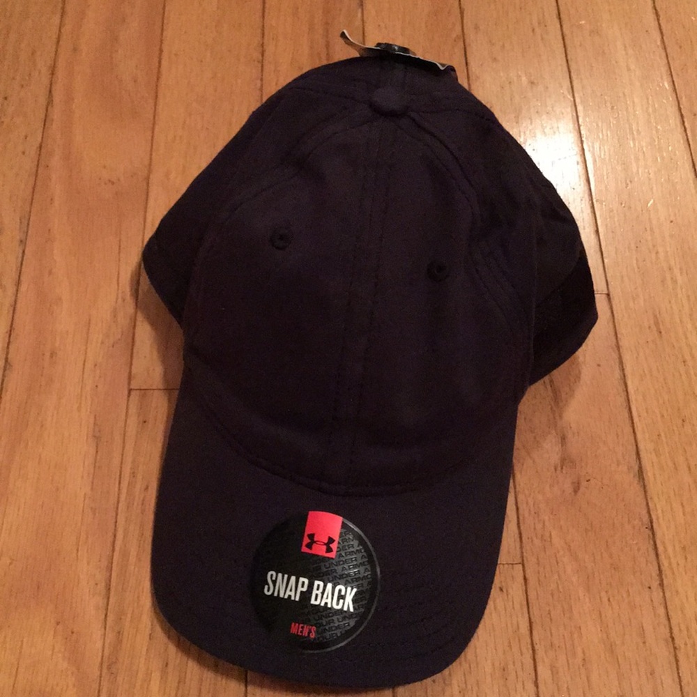 Under Armour men’s snap back cap. Color black.